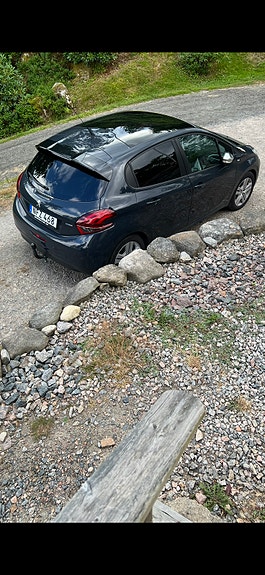 Peugeot 208 2 of 5