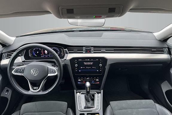 Volkswagen Passat 12 of 18