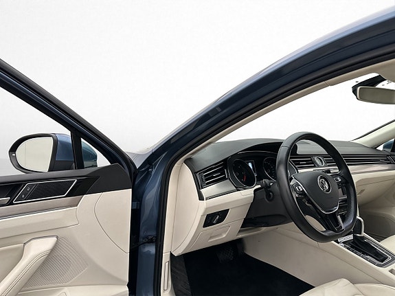 Volkswagen Passat 13 of 30