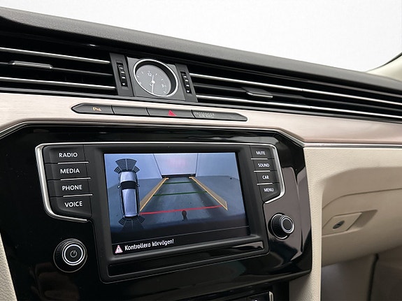 Volkswagen Passat 21 of 30