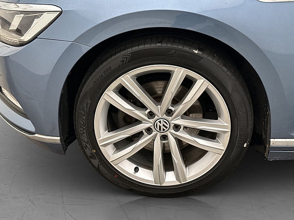 Volkswagen Passat 28 of 30