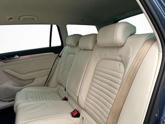 Volkswagen Passat 27 of 30