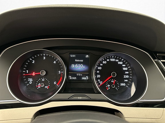 Volkswagen Passat 18 of 30