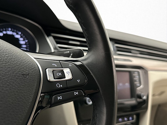 Volkswagen Passat 19 of 30