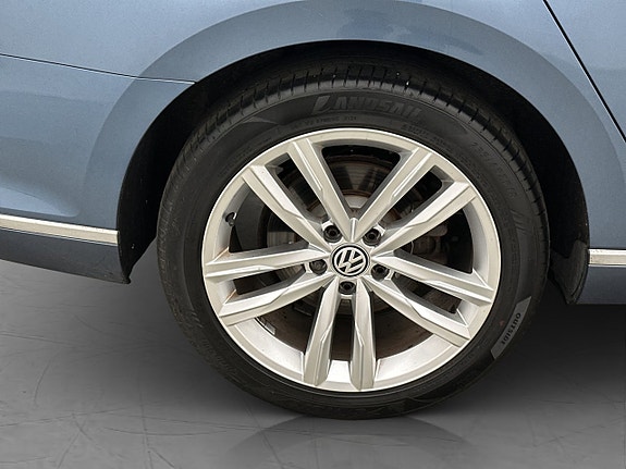 Volkswagen Passat 30 of 30
