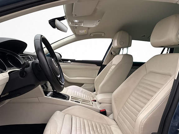 Volkswagen Passat 14 of 30