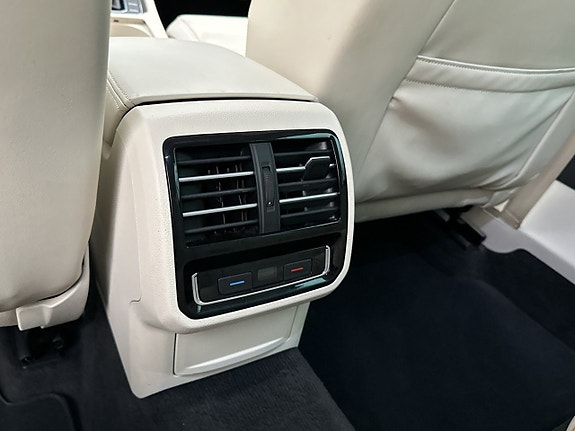 Volkswagen Passat 26 of 30
