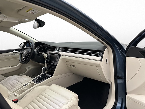 Volkswagen Passat 25 of 30
