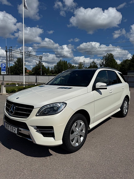 Mercedes-Benz ML350 2 of 23