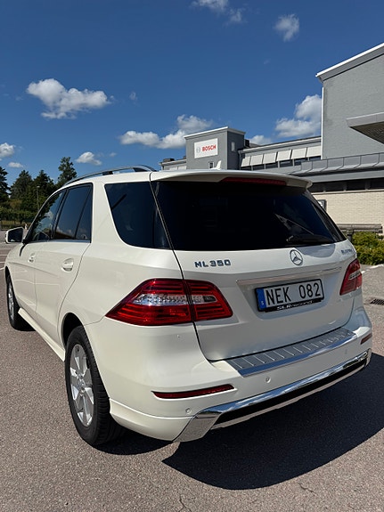 Mercedes-Benz ML350 16 of 23