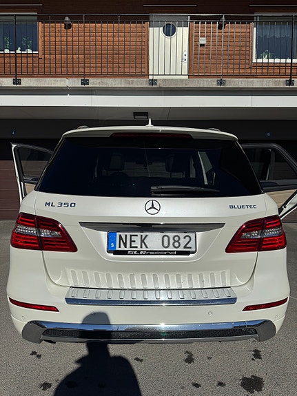 Mercedes-Benz ML350 17 of 23