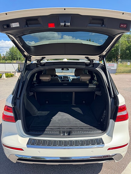 Mercedes-Benz ML350 7 of 23