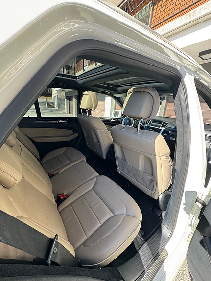 Mercedes-Benz ML350 10 of 23