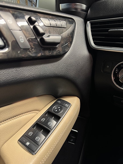 Mercedes-Benz ML350 19 of 23