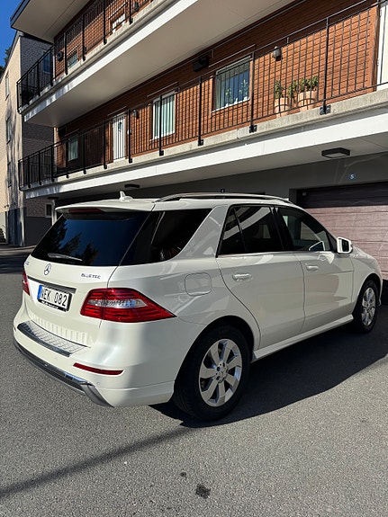 Mercedes-Benz ML350 4 of 23