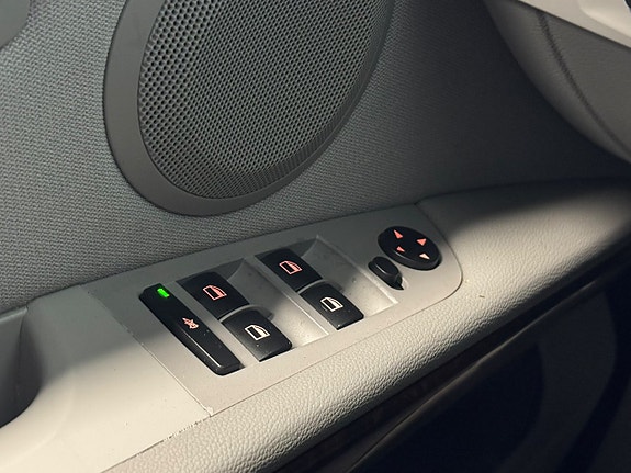 BMW 330i 12 of 19