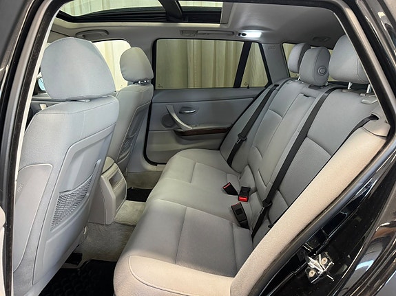BMW 330i 16 of 19