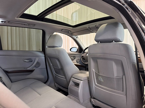 BMW 330i 17 of 19