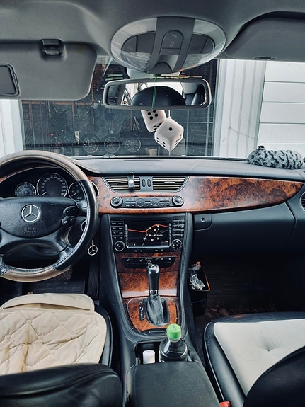 Mercedes-Benz CLS350 3 of 6