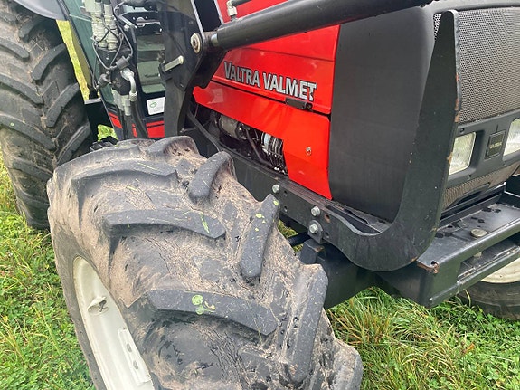 Valmet/Valtra 700 med lastare och Bakrutekil och skogshytt 5 of 12