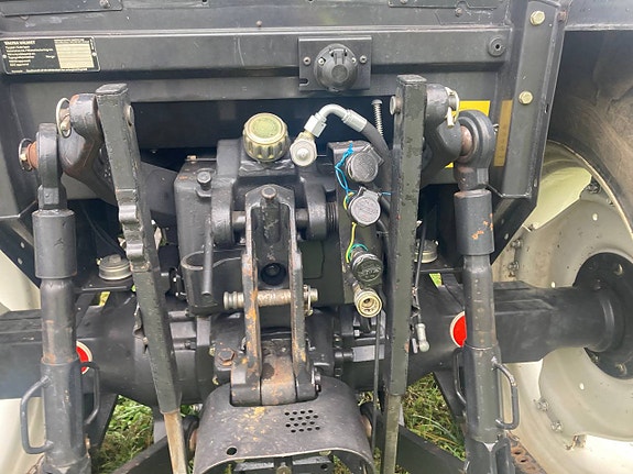 Valmet/Valtra 700 med lastare och Bakrutekil och skogshytt 9 of 12