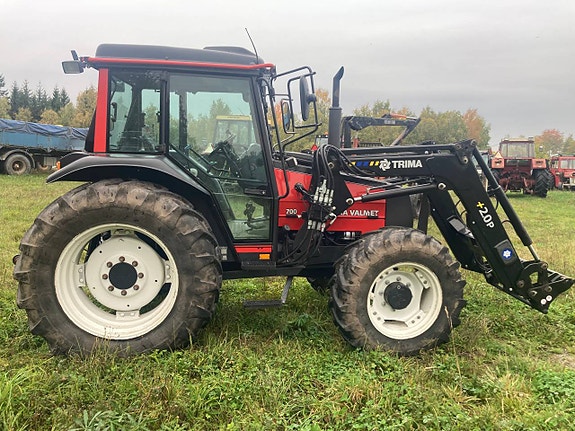 Valmet/Valtra 700 med lastare och Bakrutekil och skogshytt 7 of 12