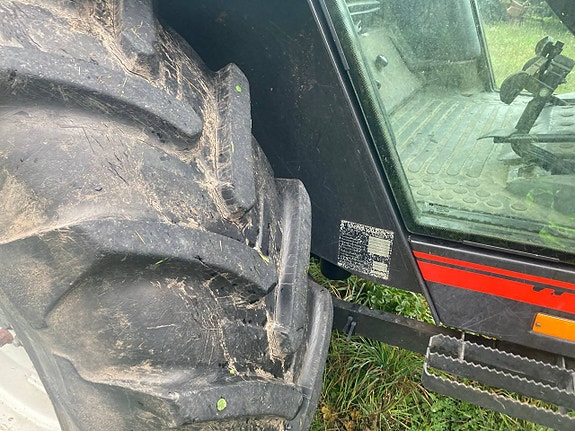 Valmet/Valtra 700 med lastare och Bakrutekil och skogshytt 6 of 12