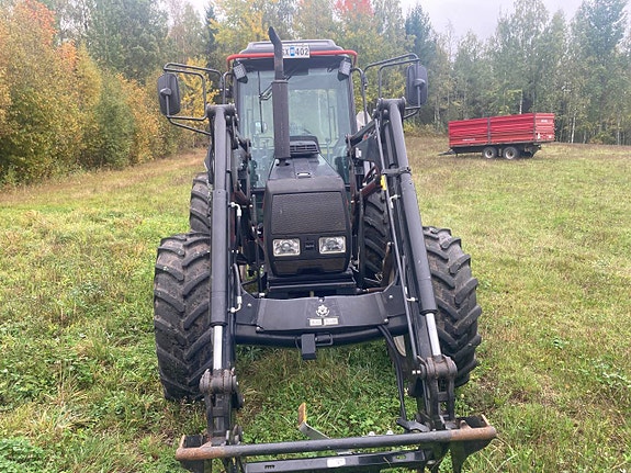 Valmet/Valtra 700 med lastare och Bakrutekil och skogshytt 4 of 12
