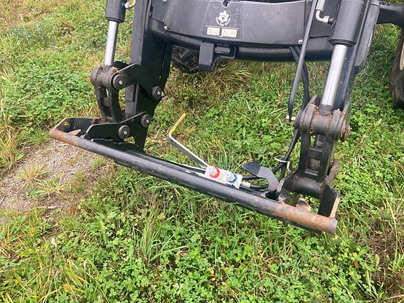 Valmet/Valtra 700 med lastare och Bakrutekil och skogshytt 3 of 12