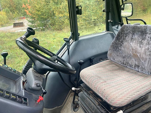 Valmet/Valtra 700 med lastare och Bakrutekil och skogshytt 11 of 12