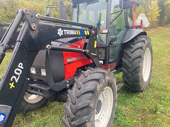 Valmet/Valtra 700 med lastare och Bakrutekil och skogshytt 2 of 12