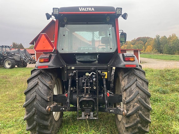 Valmet/Valtra 700 med lastare och Bakrutekil och skogshytt 8 of 12