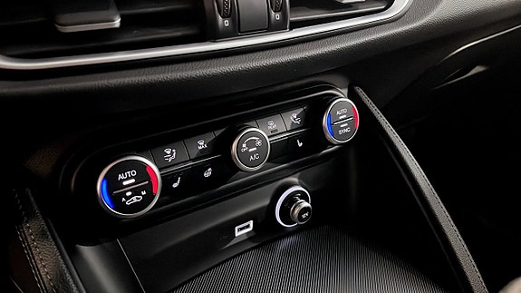 Alfa Romeo Stelvio 14 of 16