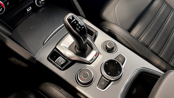Alfa Romeo Stelvio 15 of 16