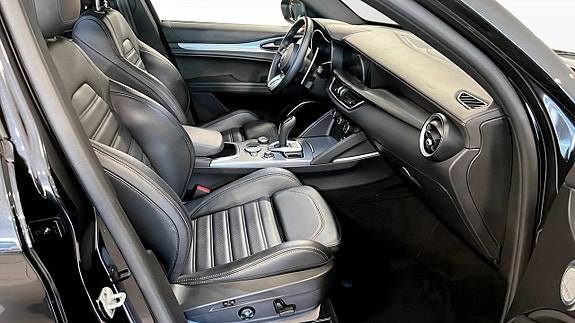 Alfa Romeo Stelvio 3 of 16