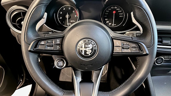 Alfa Romeo Stelvio 10 of 16