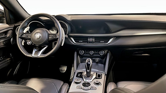 Alfa Romeo Stelvio 4 of 16