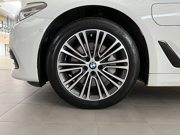 BMW 530e 4 of 14