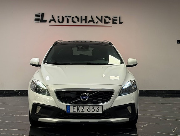 Volvo V40 Cross Country 2 of 24