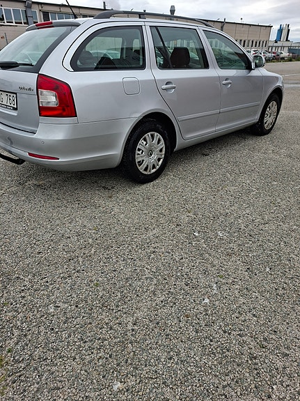 Skoda Octavia 2 of 8
