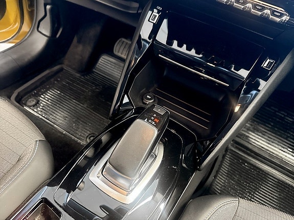 Peugeot e-208 10 of 14
