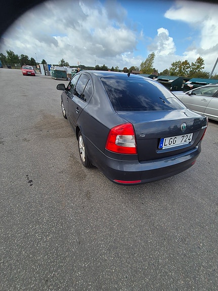 Skoda Octavia 2 of 4