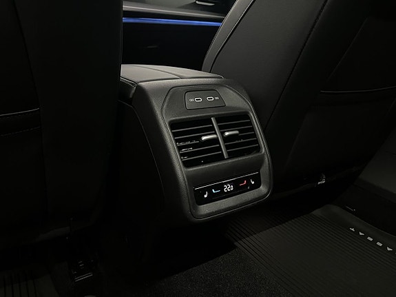Volkswagen Passat 17 of 23