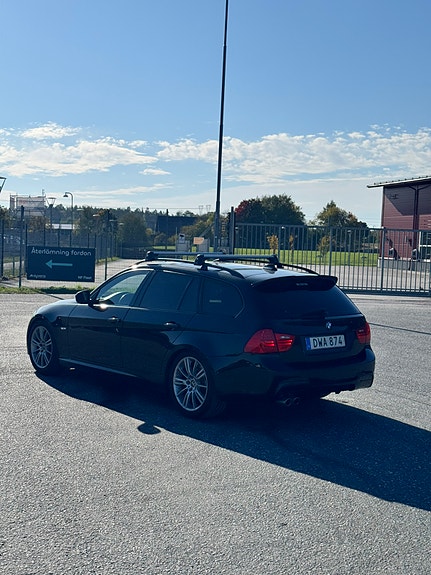 BMW 330d 2 of 5