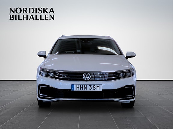 Volkswagen Passat 2 of 21