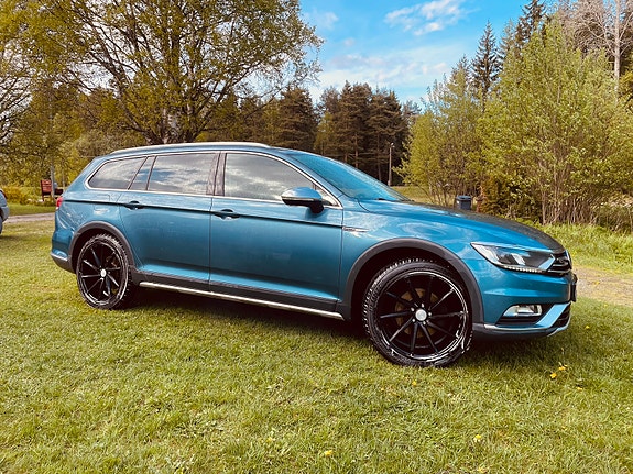 Volkswagen Passat Alltrack 2 of 3