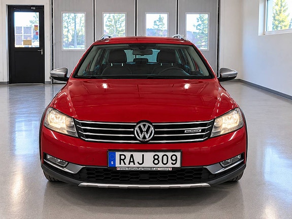 Volkswagen Passat Alltrack 2 of 15