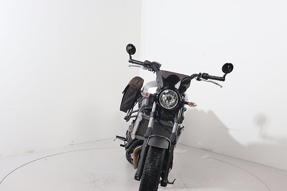 Yamaha XSR700 3 of 7