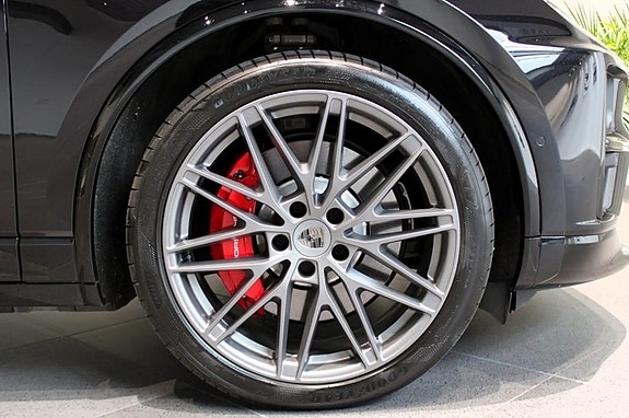 Porsche Macan Turbo 12 of 15