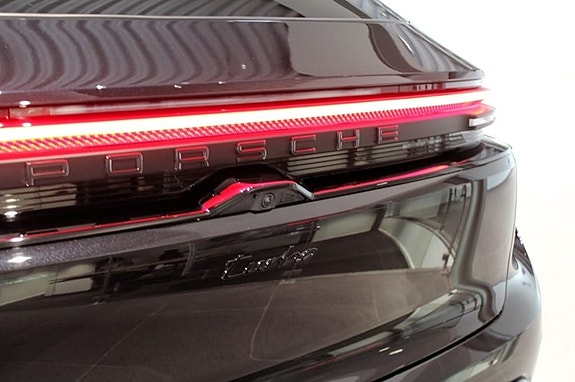 Porsche Macan Turbo 10 of 15